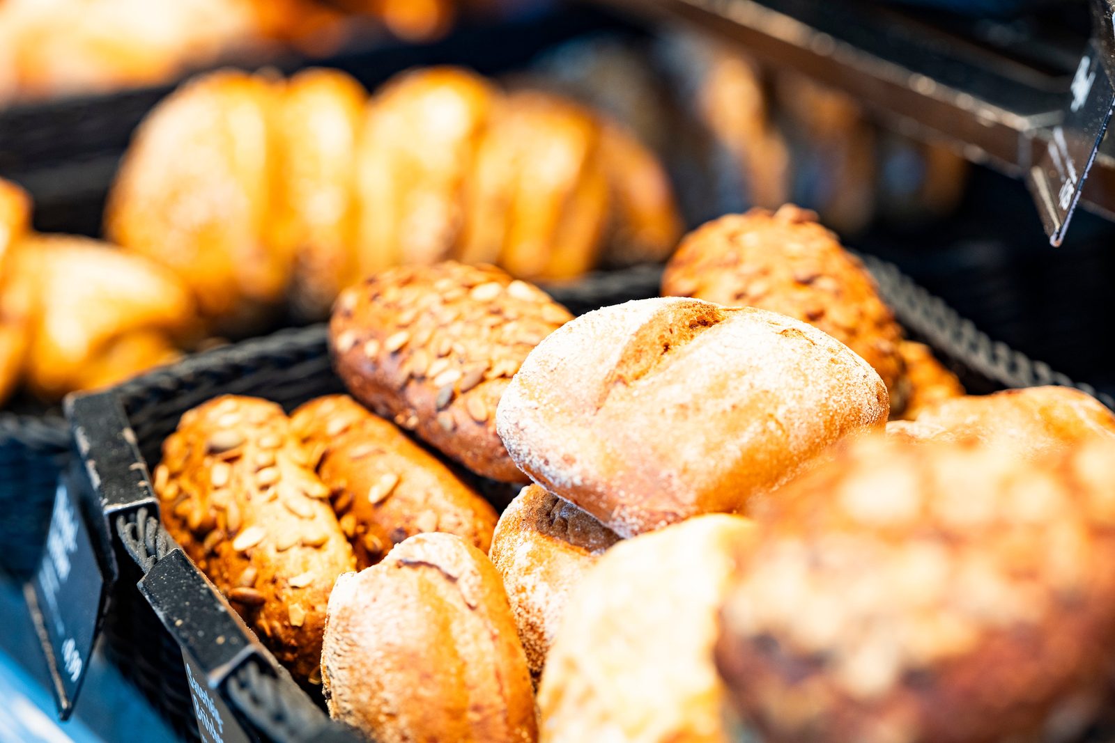 Frische Brötchen in der Auslage — Bäckerei Brotzeit Rostock