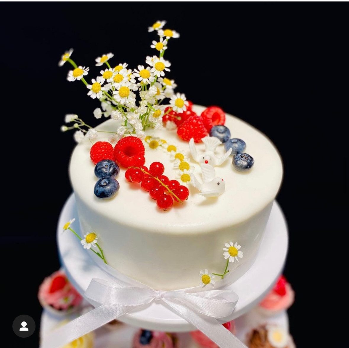 Torte mit Kamillenblüten, Beeren und Cupcakes — Brotzeit Rostock
