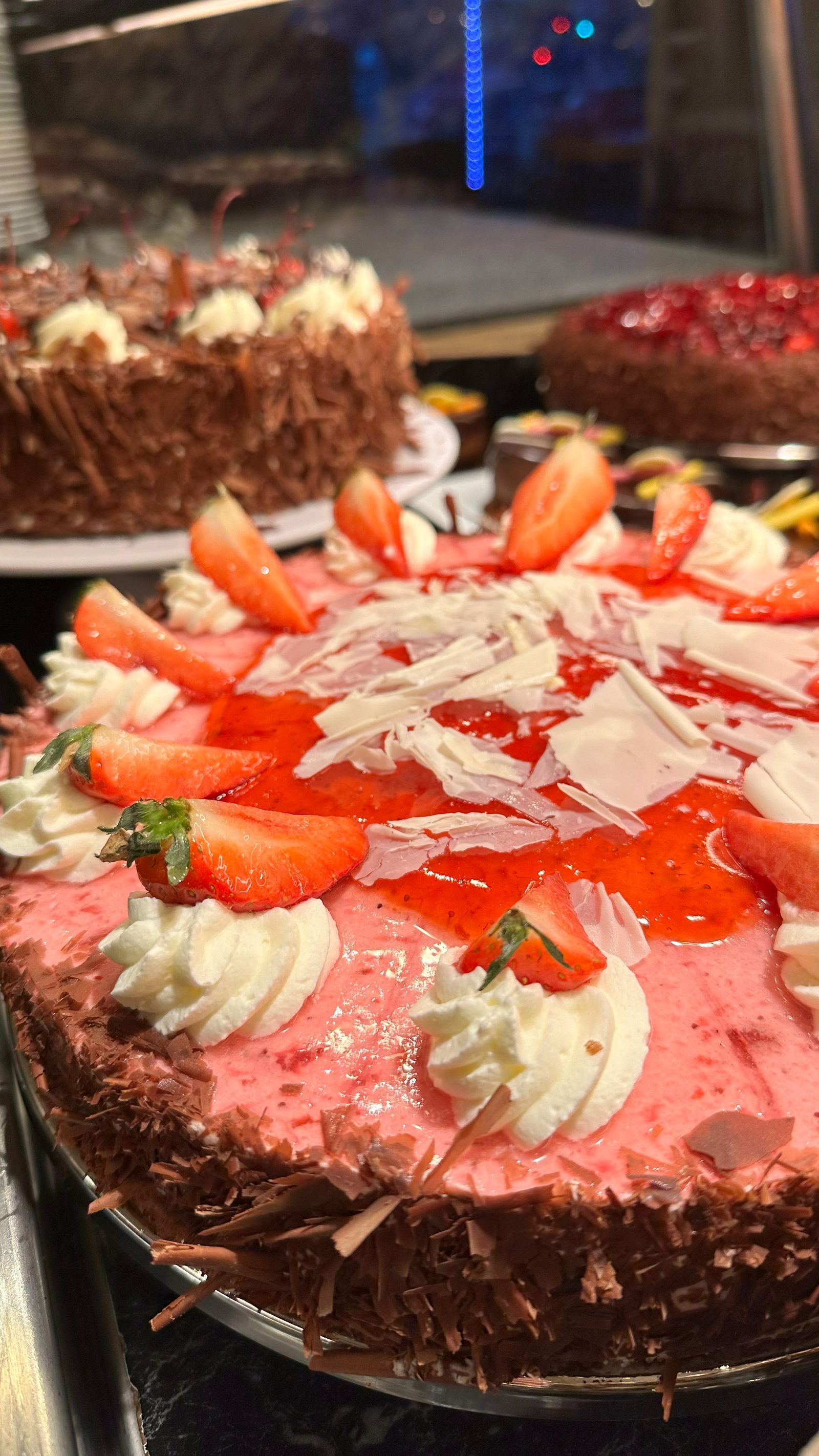 Geburtstagstorte mit Erdbeeren und weißer Schokolade — Brotzeit Rostock