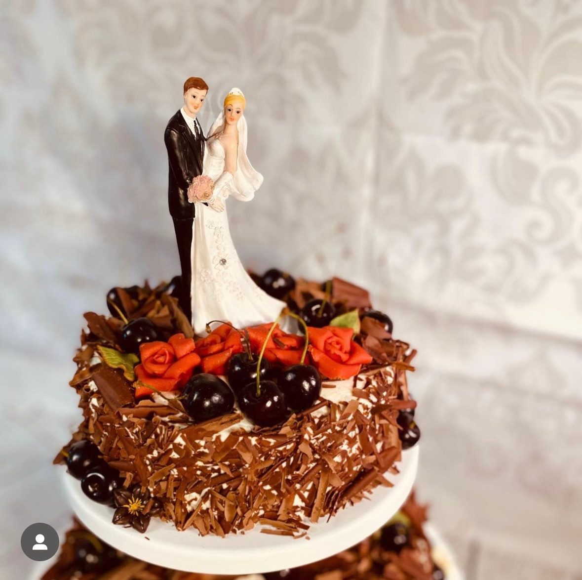 Hochzeitstorte mit Brautpaar-Figur und Rosen — Konditorei Brotzeit Rostock