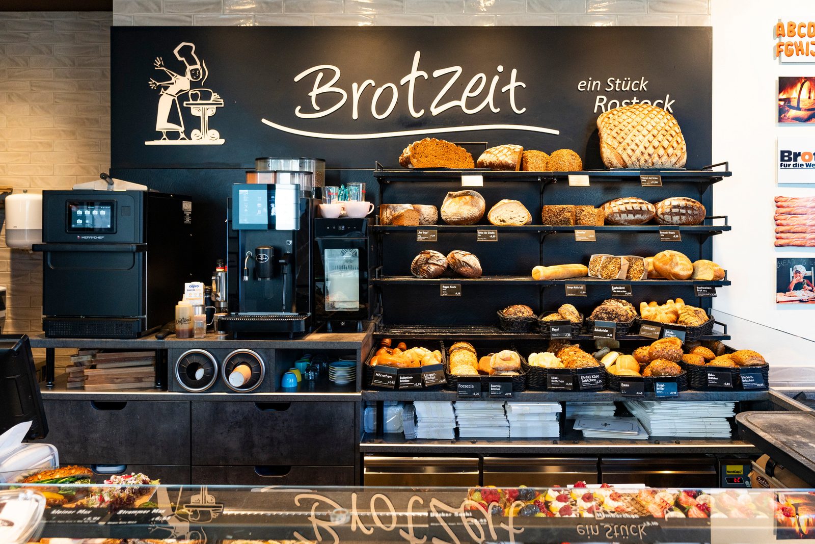 Brotregal und Kaffeetheke im Laden — Brotzeit Rostock