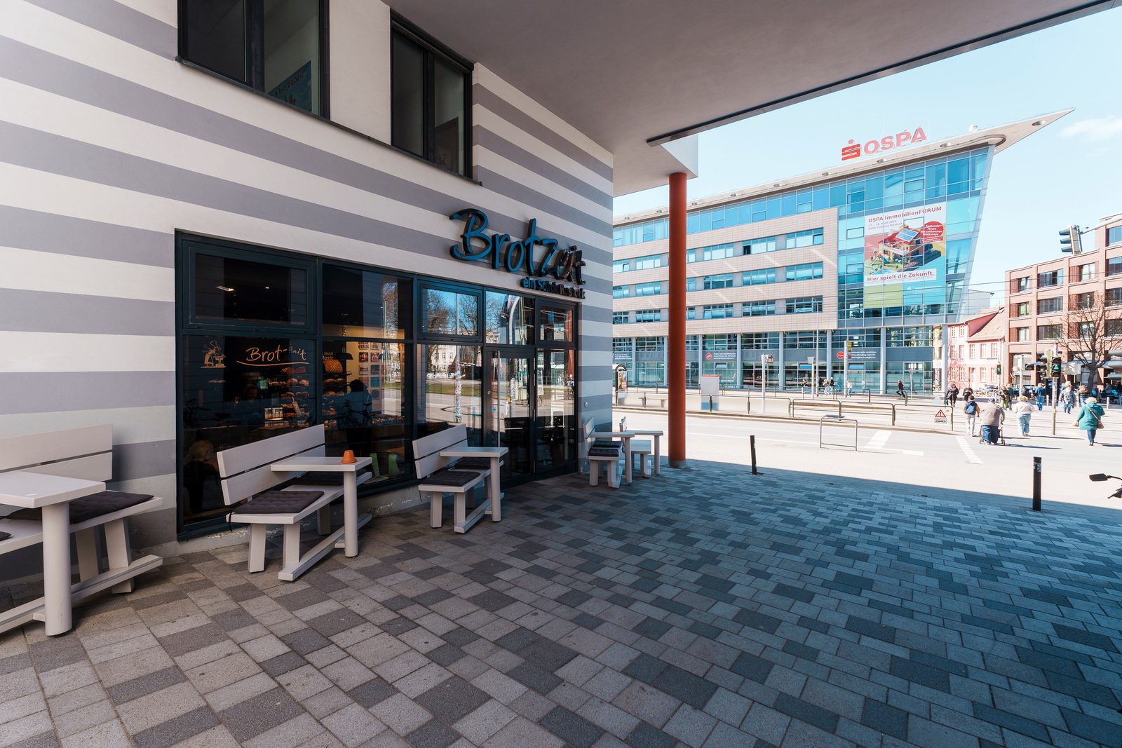 Ladenfassade und Sitzplätze am Vögenteich — Brotzeit Rostock