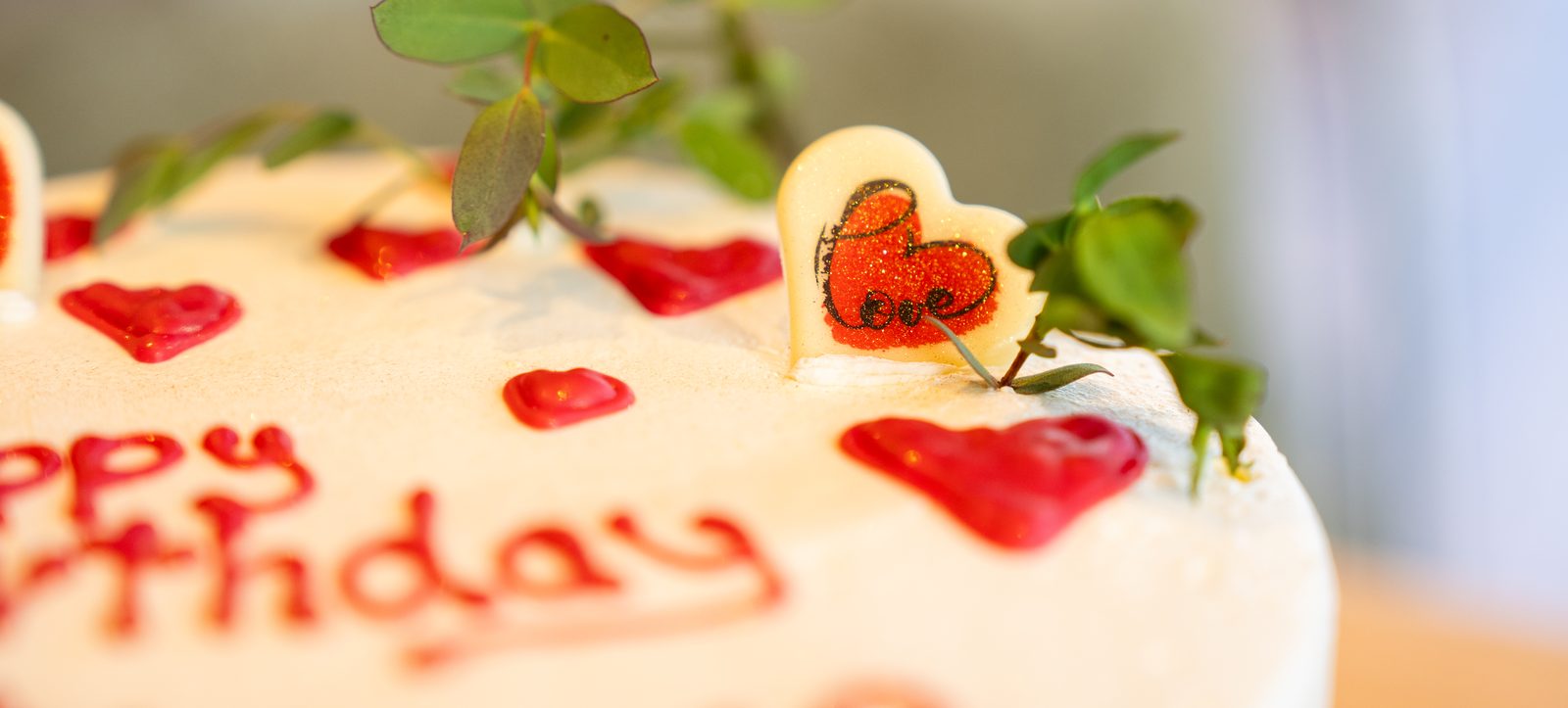 Individuelle Motivtorte mit Herzen und Happy-Birthday-Schriftzug — Brotzeit Rostock