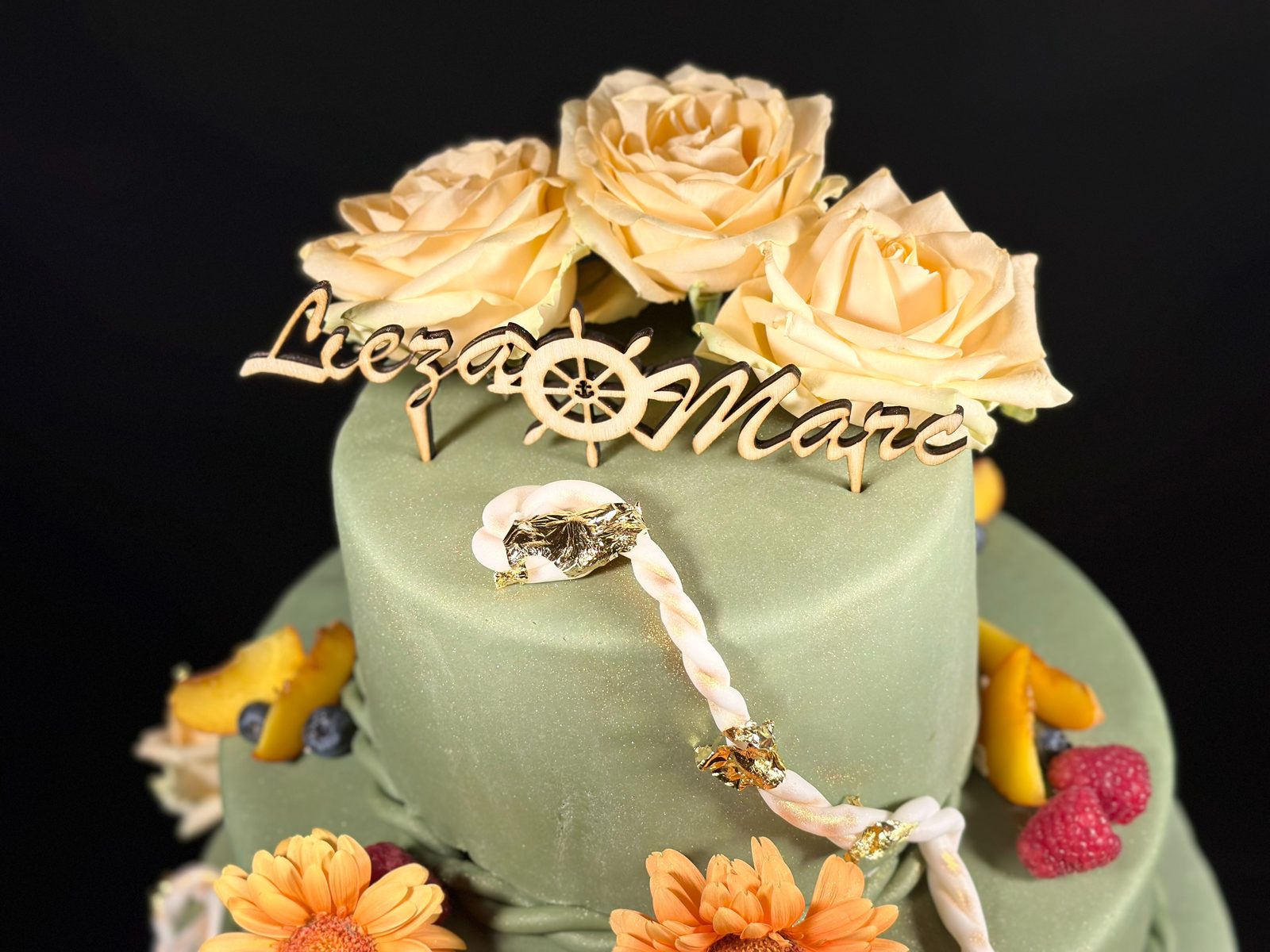 Individuelle Motivtorte mit Namens-Topper und Blumen — Konditorei Brotzeit Rostock