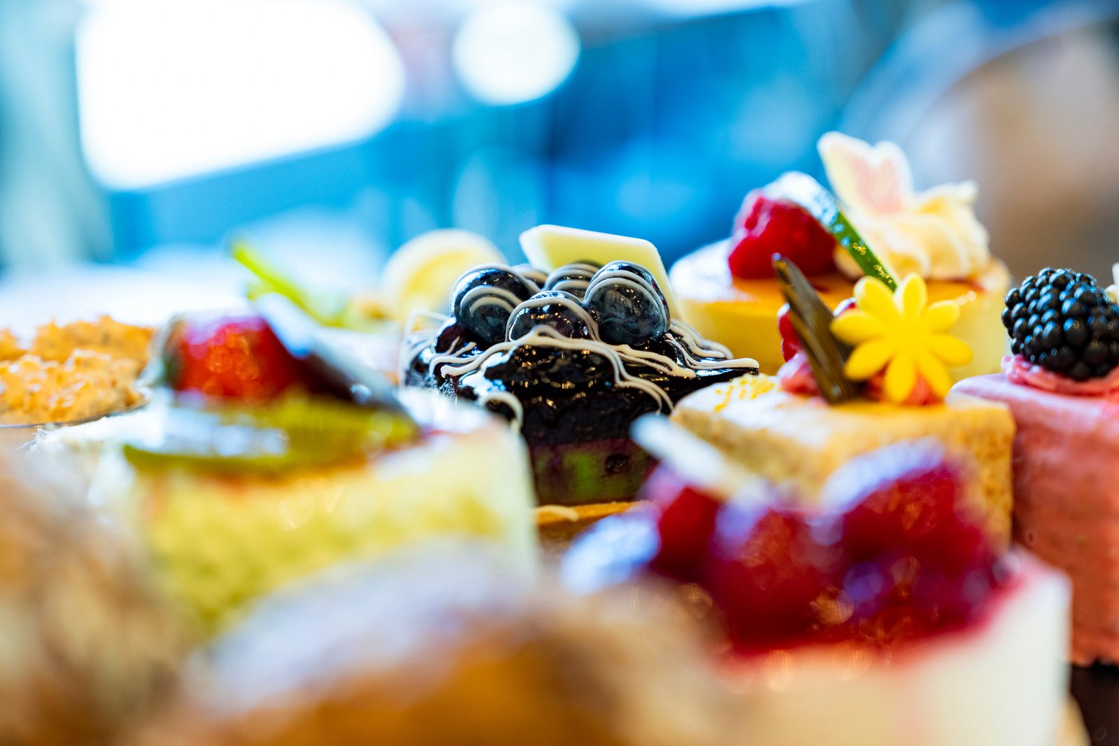 Vielfalt an Petit Fours mit Blaubeeren und Erdbeeren — Konditorei Brotzeit Rostock
