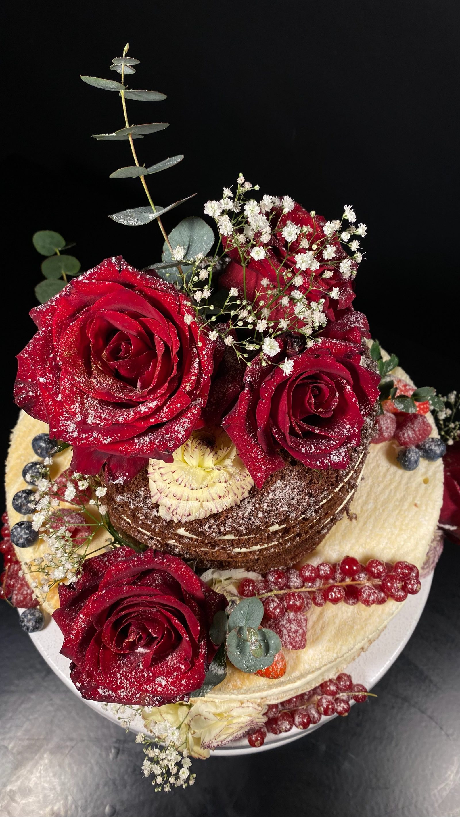 Handgefertigte Torte mit roten Rosen und Beeren — Konditorei Brotzeit Rostock