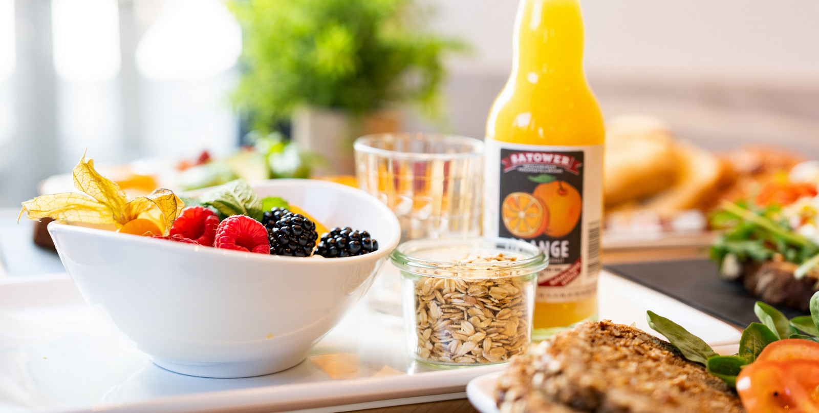 Frische Beeren mit Müsli und Orangensaft – Frühstück Brotzeit Rostock