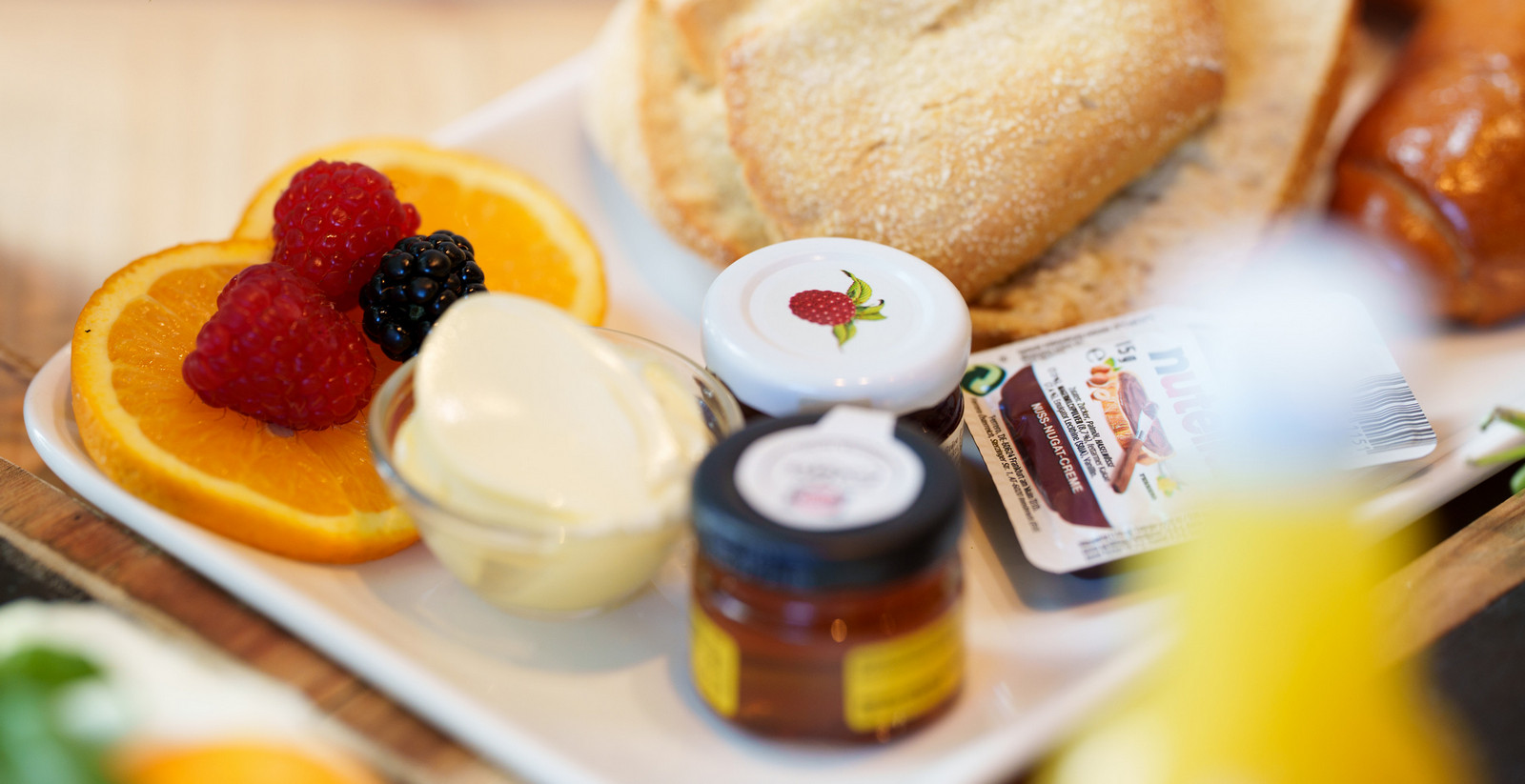Frische Brötchen mit Marmelade, Honig und Beeren – Frühstück Brotzeit Rostock