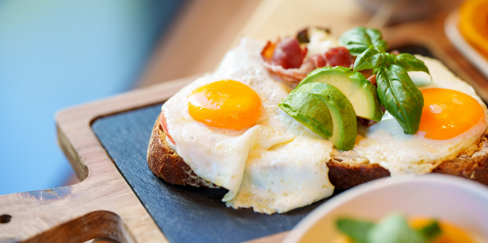 Getoastetes Brot mit Spiegelei, Avocado und Speck – Frühstück Brotzeit Rostock