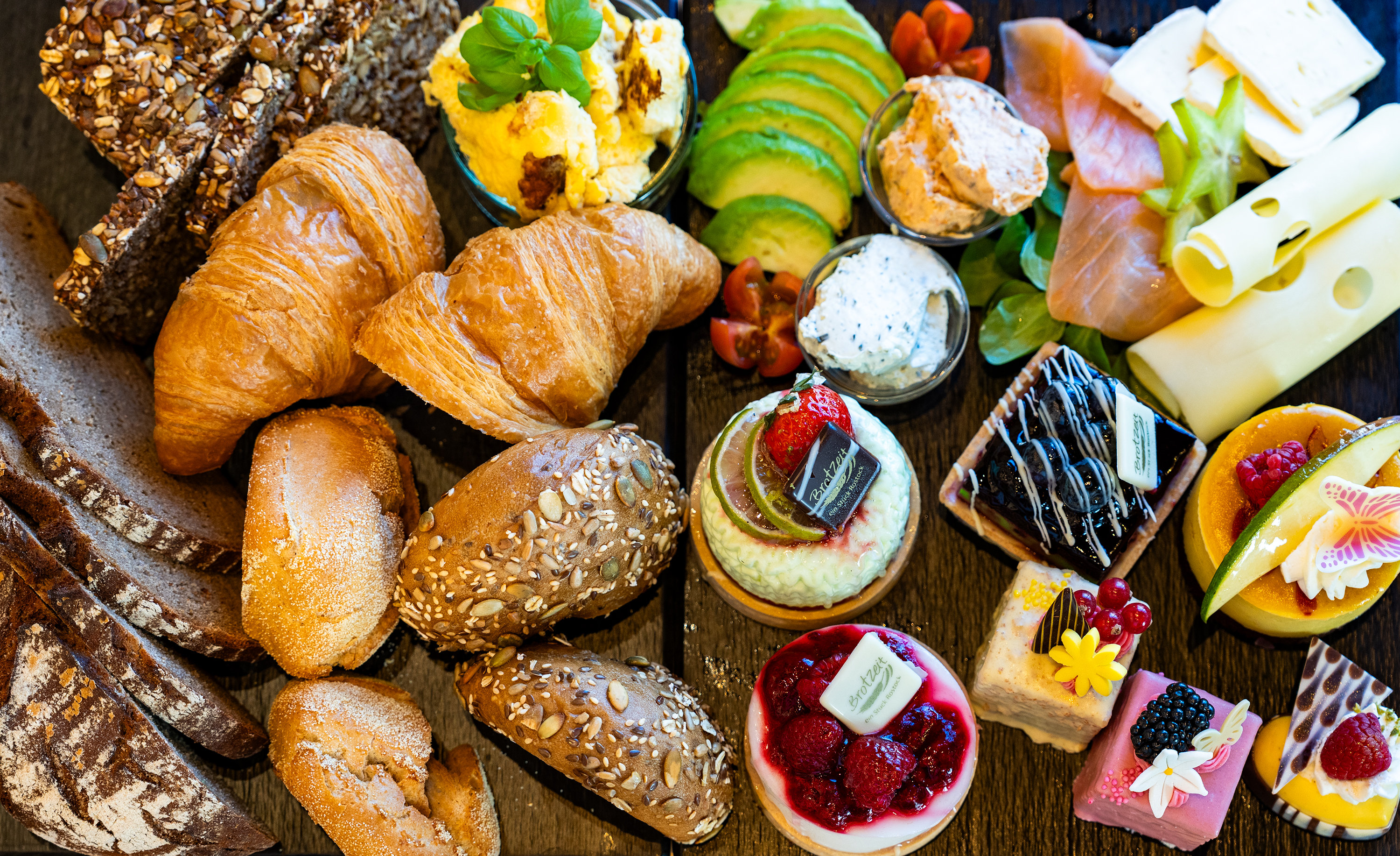 Frühstücksdelikatessen mit Croissants, Brötchen und Petit Fours – Brotzeit Rostock