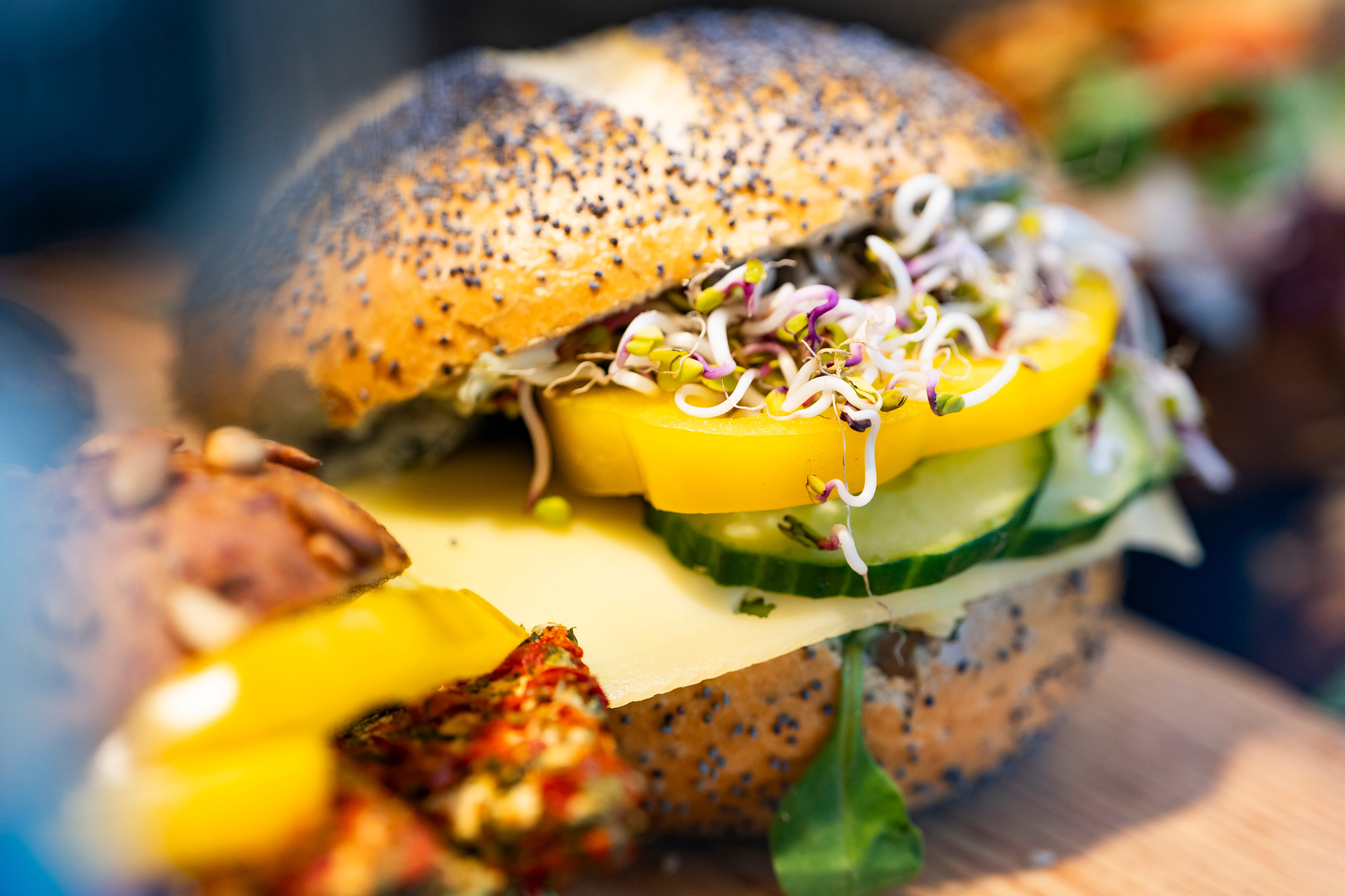 Frischer Veggie-Snack mit Mikrokräutern – Mittagstisch Brotzeit Rostock