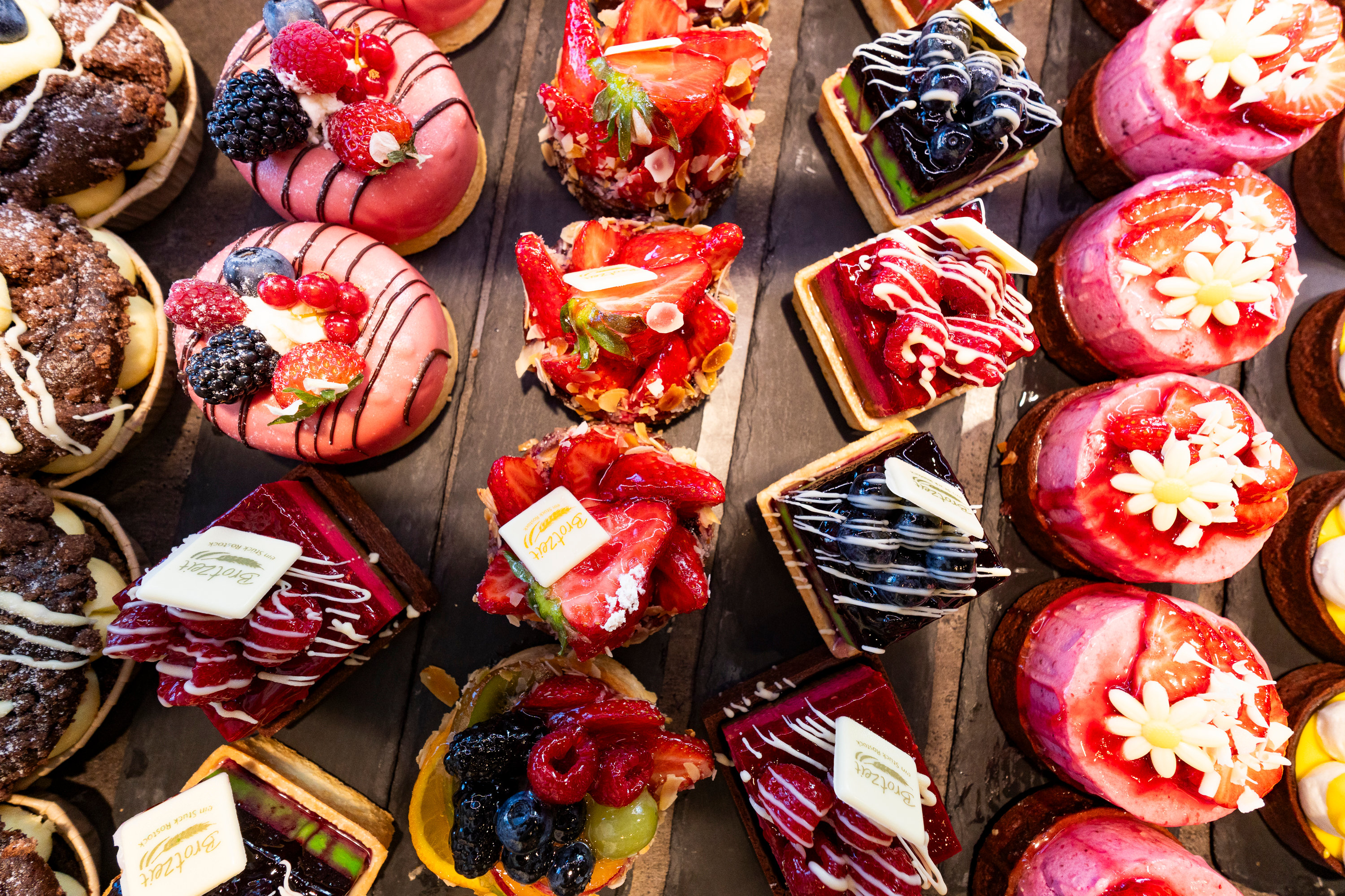 Handgefertigte Petit Fours und Törtchen aus der Konditorei Brotzeit Rostock